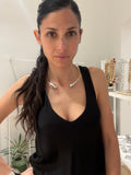 Collana color argento aperta davanti