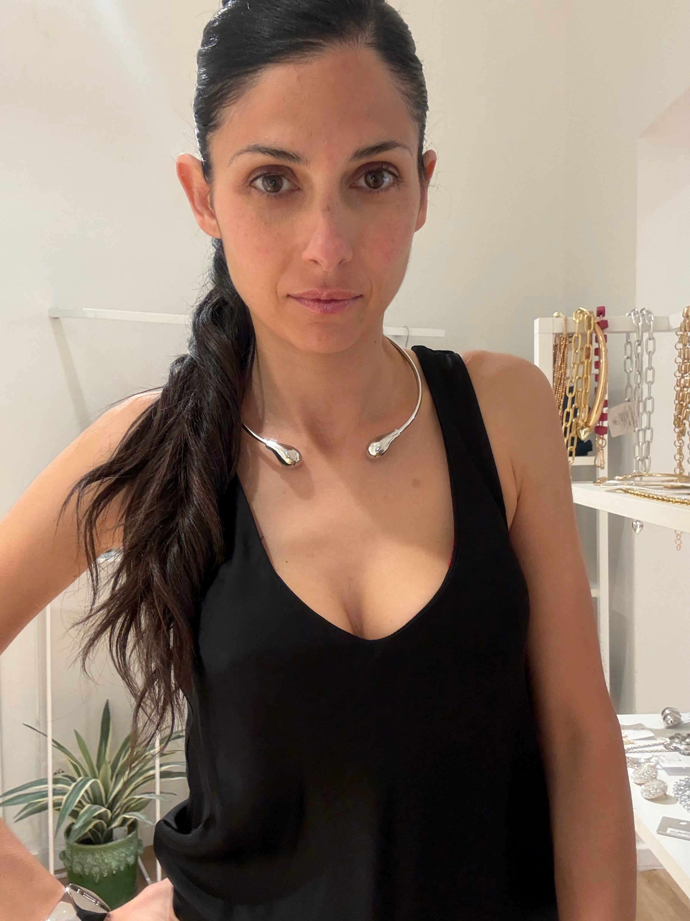 Collana color argento aperta davanti
